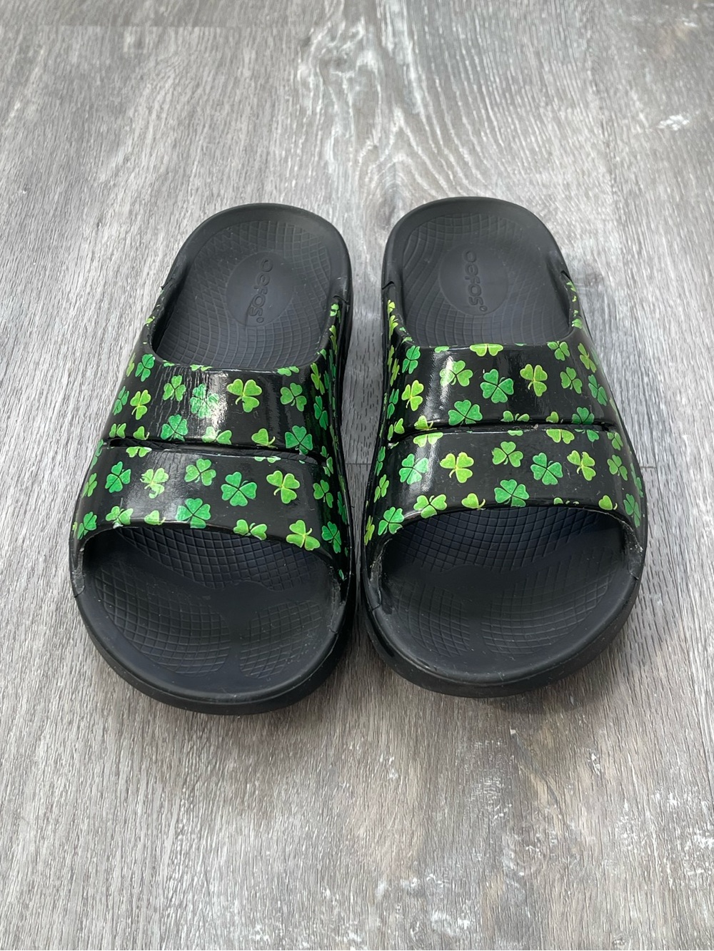 Oofos Slip On Shamrock Clover Leaf Slide Sandals Size 8